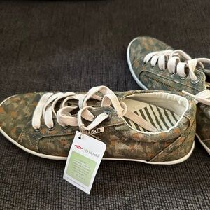 New with tags, never worn, Taos camouflage shoes.